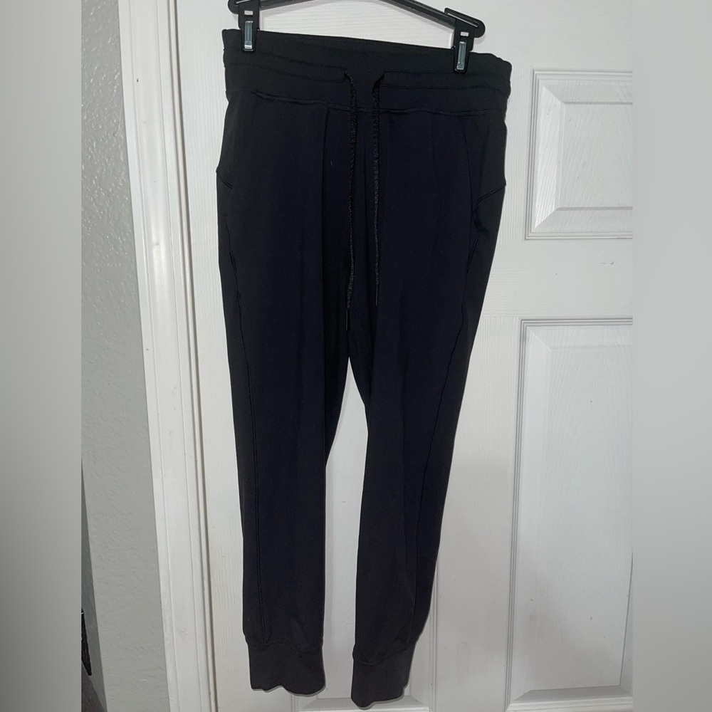 Lululemon Women’s Size 6 Joggers (23 inch inseam)